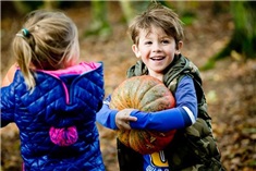 Naar buiten met de kinderen in de herfst in Leiden