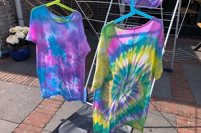 3x Tie dye shirt doen maken - verven! | Kidsproof Utrecht