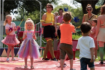 NAAR HET CIRCUS!