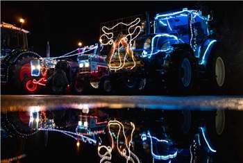 Verlichte tractor optocht!